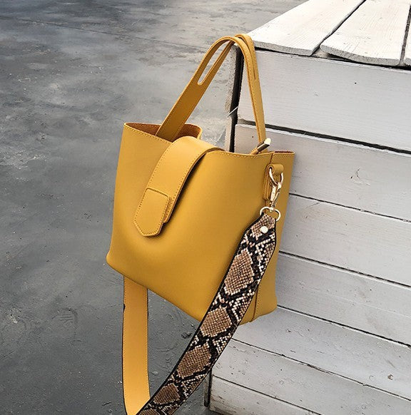 Vintage one-shoulder messenger handbag Vintage one-shoulder messenger handbag