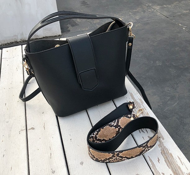 Vintage one-shoulder messenger handbag Vintage one-shoulder messenger handbag
