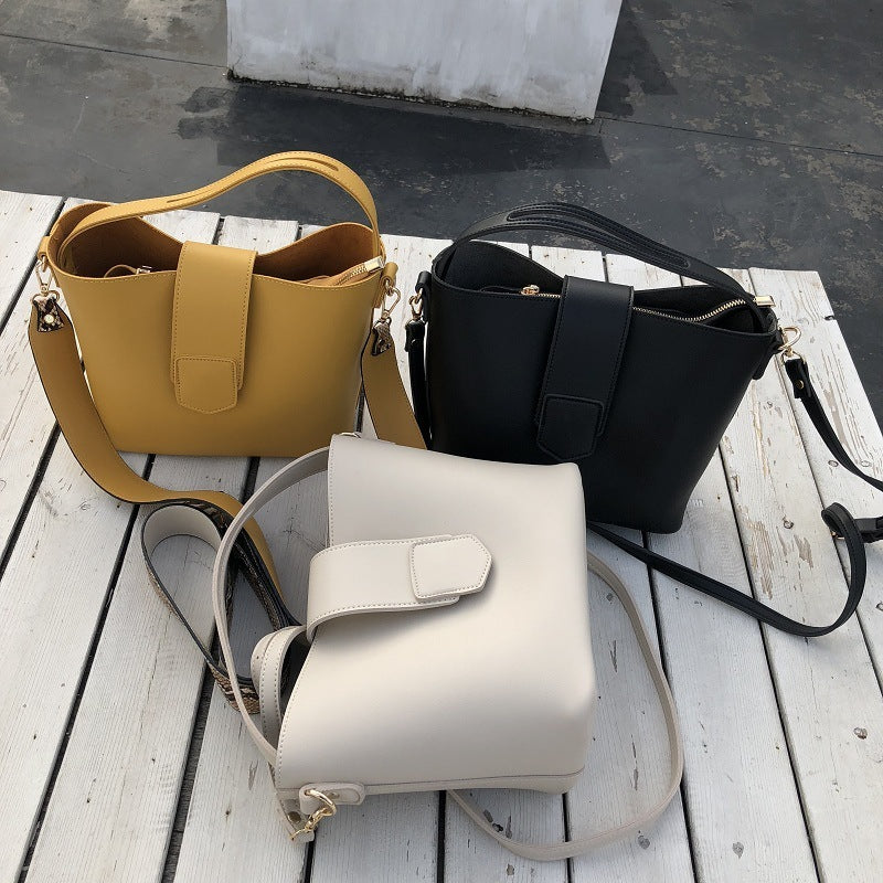 Vintage one-shoulder messenger handbag Vintage one-shoulder messenger handbag
