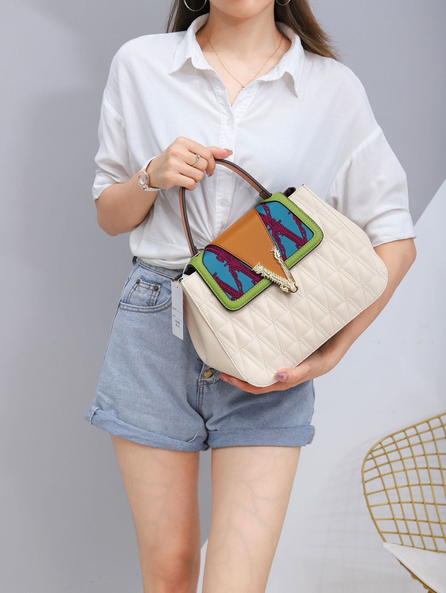 Contrasting color handbag