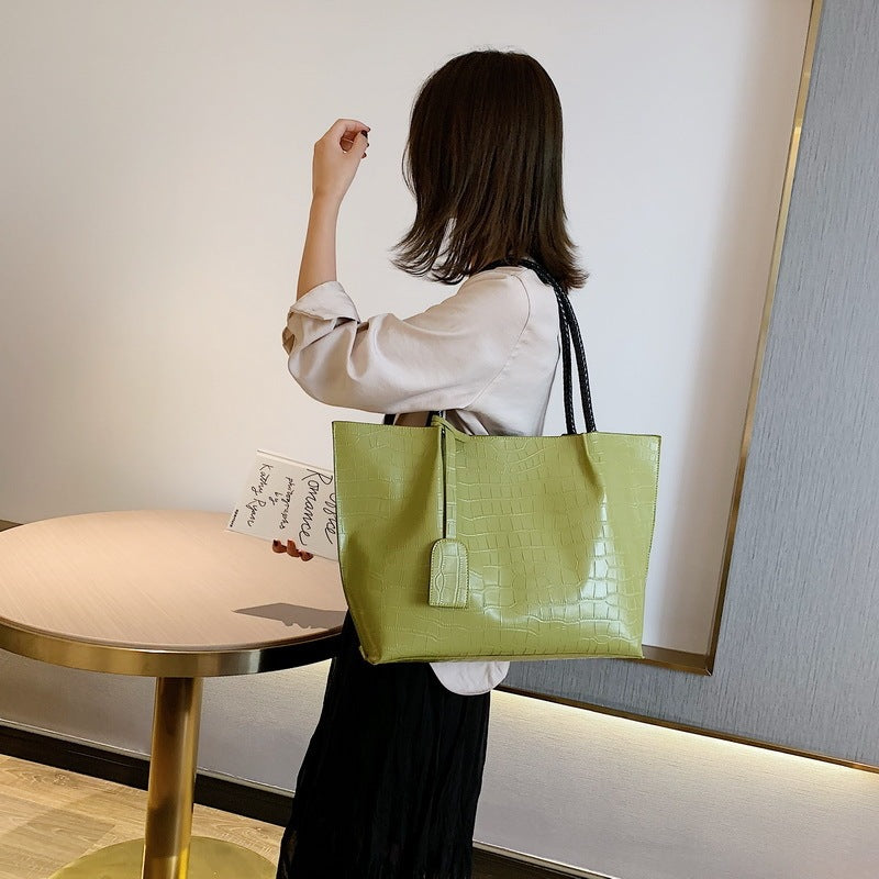 Simple large-capacity handbag